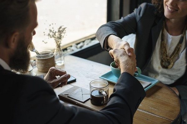 Comment convaincre les personnes sceptiques des bienfaits de l’hypnose ?